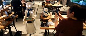 Das Dawn Café in Tokio: Ein Roboter serviert die Getränke.
