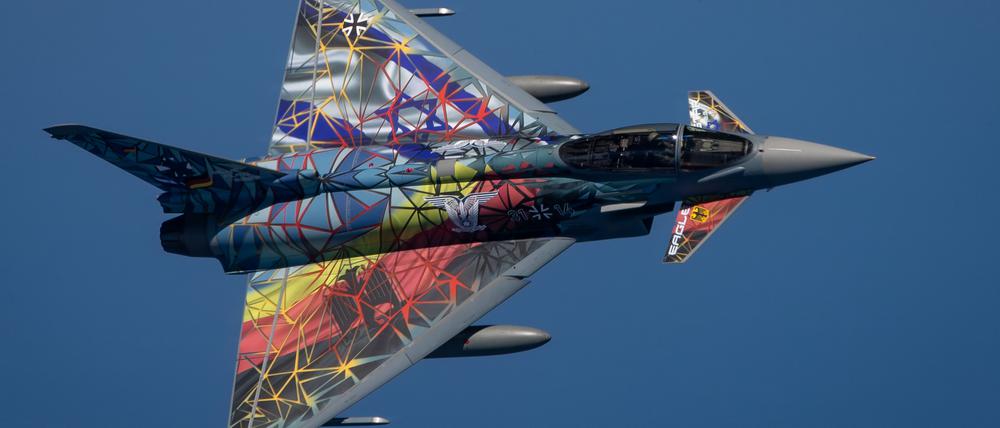 Ein mit der israelischen und der deutschen Flagge dekorierter Eurofighter der Luftwaffe nahm vor knapp einem Jahr an den Feierlichkeiten zum 75. Jahrestag der Staatsgründung ISraels teil.