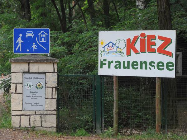Schild am Eingang zum Gelände von „Kiez Frauensee“