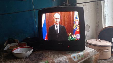 2023 ist ein TV-Appell des russischen Präsidenten Wladimir Putin an die Bürger Russlands in einem Röhrenfernseher zu sehen.