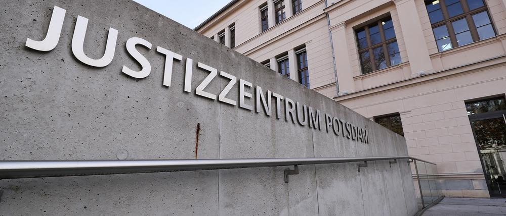Am Amtsgericht Potsdam ist ein Mittwoch ein 50-jähriger Fahrer eines Geldtransporters verurteilt worden.