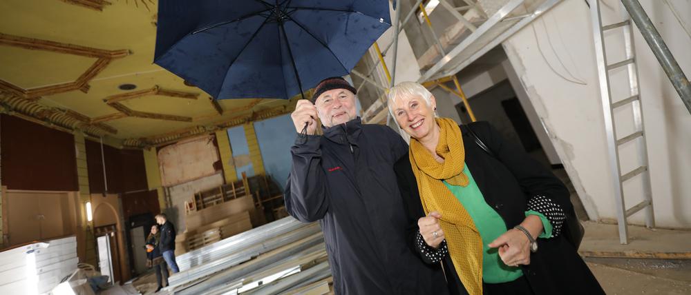 Das Kabarett am Obelisk in Potsdam besteht seit 45 Jahren. Das Galeristenpaar Ursula und Rainer Sperl sind Zeitzeugen der Anfangsjahre und besuchen den ehemaligen Saal des Kabaretts an der alten Adresse.