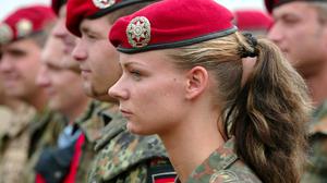Männliche und weibliche Feldjäger der Bundeswehr des Streitkräftekommandos IV stehen auf dem Truppenübungsplatz der Rommelkaserne bei Dornstadt (Archivbild vom 08.09.03).