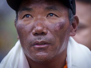 Der bekannte nepalesische Bergführer Kami Rita vom Volk der Sherpa hat am 23.05.2023, zum 28. Mal den Mount Everest bestiegen und damit seinen eigenen Rekord innerhalb einer Woche überboten.
