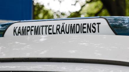 Der Schriftzug «Kampfmittelräumdienst» ist an einem Einsatzfahrzeug angebracht. (zu dpa: «Bombenverdacht in Oranienburg: 4300 Menschen müssen womöglich evakuiert werden») Foto: Frank Molter/dpa +++ dpa-Bildfunk +++