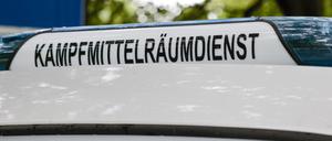 Der Schriftzug «Kampfmittelräumdienst» ist an einem Einsatzfahrzeug angebracht. (zu dpa: «Bombenverdacht in Oranienburg: 4300 Menschen müssen womöglich evakuiert werden») Foto: Frank Molter/dpa +++ dpa-Bildfunk +++