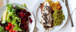 Appetitlich schon fürs Auge: Salat vom Büffet und Forelle