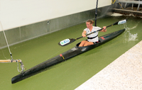 Gegen den Strom. Olympiasiegerin Conny Waßmuth paddelt in der Potsdamer Anlage, die in dieser Art weltweit einmalig ist.