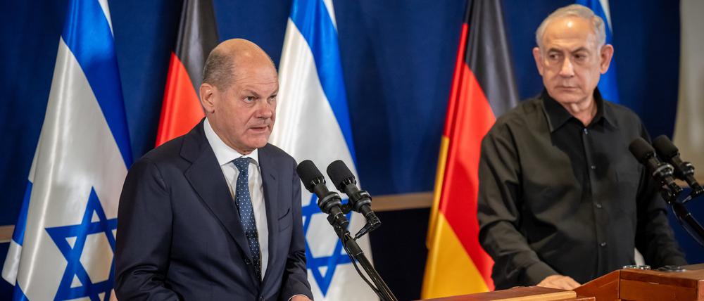 Bundeskanzler Olaf Scholz (SPD) nimmt neben Benjamin Netanjahu, Ministerpräsident von Israel, an einer Pressebegegnung nach dem Gespräch teil. 