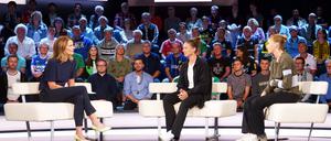 Wenn das ZDF mal jünger wird, [GRUNDTEXT]dann meistens im „Aktuellen Sportstudio“. Moderatorin Katrin Müller-Hohenstein (links) spricht mit den Fußball-Nationalspielerinnen Felicitas Rauch (Mitte) und Laura Freigang. 