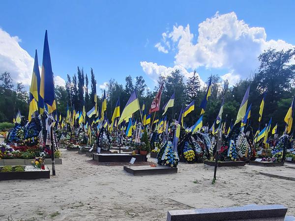Am Friedhof in Kyjiw liegen die Gefallenen begraben, an jedem Grab weht die ukrainische Flagge.