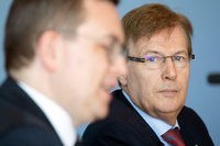 Justizminister Peter Biesenbach (rechts) auf der Presskonferenz in Düsseldorf.