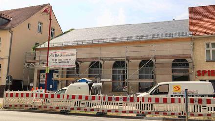 Noch mit Gerüst vor den Fenstern: Das alte Kino in Beelitz wurde aufwendig saniert. Ab Oktober beginnt der reguläre Spielbetrieb.  