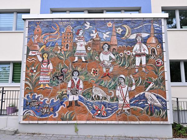 Die beiden Wandmosaike von Hans-Joachim Buhlmann an der Kita „Sausewind“ wurden gereinigt und strahlen in frischem Glanz.