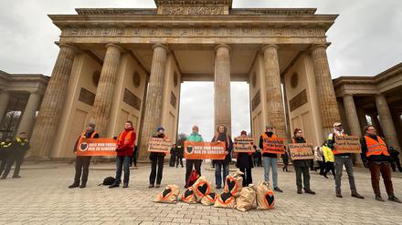 Aktivisten der „Letzten Generation“ demonstrieren am dem Pariser Platz vor dem Brandenburger Tor. 