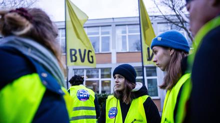 Klimaaktivistin Luisa Neubauer beim Warnstreik der Gewerkschaft ver.di im öffentlichen Personennahverkehr am 02. Februar 2024 in Berlin. Betroffen in der Stadt sind die Berliner Verkehrsbetriebe BVG. BVG Streik in Berlin.