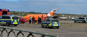 Die Aktivisten der Gruppe „Letzte Generation“ drangen unter anderem auf das Gelände eines Flughafens ein und besprühten einen Privatflieger mit oranger Farbe. 