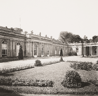 Der Ehrenhof von Sanssouci - aber reichlich bepflanzt.