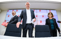 Dietmar Woidke (r, SPD), Ministerpräsident von Brandenburg, Michael Stübgen, kommissarischer Landesvorsitzender der CDU Brandenburg, und Ursula Nonnemacher, Fraktionsvorsitzende von Bündnis 90/Die Grünen in Brandenburg.