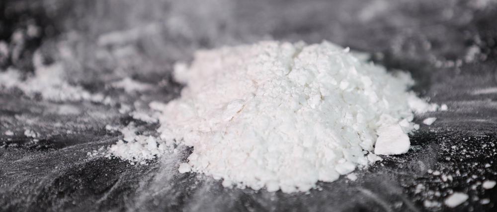 Ein Teil eines großen Kokainfunds wird bei einer Pressekonferenz von der Polizei gezeigt. 