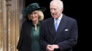 König Charles III. und Königin Camilla verlassen die St. George’s Chapel in Schloss Windsor nachdem sie am Ostersonntag den Ostergottesdienst besucht haben. 