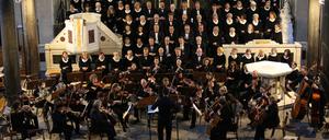 Friedenskirchen-Kantor Caspar Wein gibt mit dem Oratorienchor sein erstes großes Konzert in Potsdam in der Friedenskirche. 129 Sänger:innen sind beteiligt.