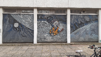 Die Elemente links und rechts vom Kosmonauten im Mosaik "Der Mensch bezwingt den Kosmos" von Fritz Eisel am Rechenzentrum in Potsdam scheinen falsch montiert zu sein.
