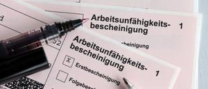 Ein im Sommer vom Bundestag beschlossenes Gesetz von Gesundheitsminister Karl Lauterbach (SPD) sieht vor, dass Krankschreibungen per Telefon dauerhaft möglich werden sollen. 