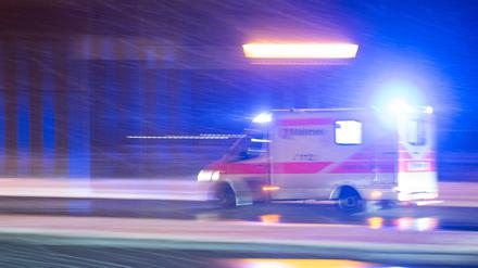 Ein Krankenwagen fährt in Berlin über eine Straße. (Symbolbild)