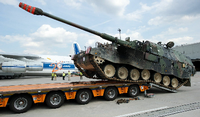 Eine Panzerhaubitze 2000 vom deutschen Rüstungsunternehmen Krauss-Maffei Wegmann wird auf einen Tieflader verladen - die Ukraine setzt auf dieses Artilleriegeschütz.