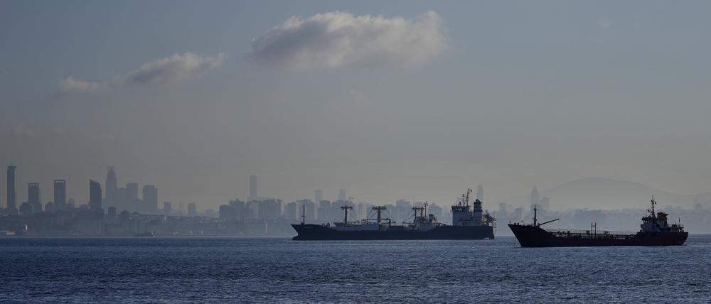 ARCHIV - 31.10.2022, Türkei, Istanbul: Frachtschiffe liegen vor Anker und warten auf die Durchfahrt durch die Bosporusstraße. (zu dpa: "Kreml stoppt Abkommen zum Export von ukrainischem Getreide") Foto: Khalil Hamra/AP/dpa +++ dpa-Bildfunk +++