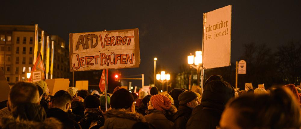 Viele wollen ein AfD-Verbot. Dafür demonstrierten sie am Mittwoch-Abend vor dem Roten Rathaus in Berlin.