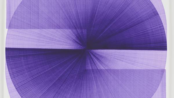 Thomas Trum zeigt am Stand der Galerie Conrads die Arbeit „Two Purple Lines“ von 2023.
