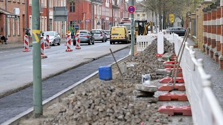 Fünf Linden wurden in der Kurfürstenstraße gefällt, aus dem Radweg auf dem Bürgersteig wird ein sogenannter Schutzstreifen auf der Fahrbahn. Die Arbeiten sollen bis Ende dieser Woche abgeschlossen sein.