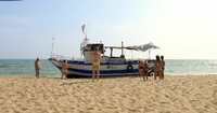 Hintergründig. Was es mit dem verlassenen Boot an der Küste Siziliens auf sich hat, wollen nicht nur die Touristen wissen. Der Zuschauer erfährt erst am Ende des Films, was sich an dem Strand wirklich zugetragen hat. Doch ahnen kann er das schon zuvor.