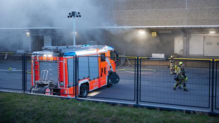 17.03.2024, Berlin: Feuerwehrkräfte sind dabei ein Feuer in einer Lagerhalle zu löschen. (zu dpa: «Lagerhalle in Berlin-Wittenau brennt - Verdacht auf Rauchgasvergiftung») Foto: Jörg Carstensen/dpa +++ dpa-Bildfunk +++