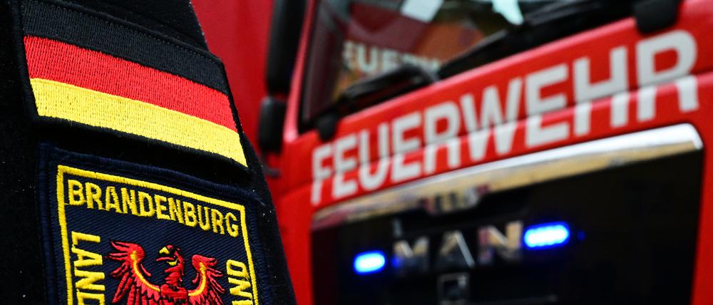 Ein Abzeichen ·Landesfeuerwehrverband Brandenburg· ist am Ärmel eines Feuerwehrmannes zu sehen