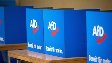 Wahlkabinen mit dem AfD-Logo stehen bei einem Landesparteitag der AfD Brandenburg.