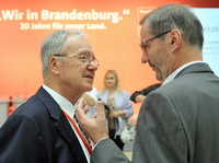 Platzeck und Stolpe auf dem Landesparteitag der Brandenburger SPD 2010 in Velten (Oberhavel).