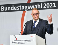 Aufklapp-Wahlkabinen für jeden: Brandenburgs CDU-Chef Michael Stübgen vor der Stimmabgabe