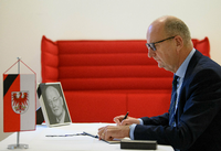 Dietmar Woidke (SPD), Ministerpräsident von Brandenburg, schrieb nach der Sondersitzung des Brandenburger Landtages in das Kondolenzbuch für den verstorbenen früheren Landtagspräsidenten Herbert Knoblich.