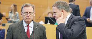 Bodo Ramelow und Mario Voigt sprechen vor Beginn des Sonderplenum mit Beschluss des Landeshaushalts für 2023 im Plenarsaal des Landtages. 