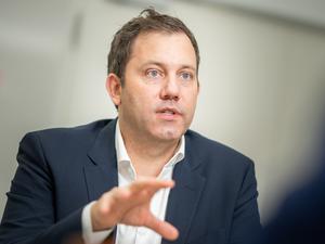 Lars Klingbeil, SPD-Bundesvorsitzender, spricht sich in einem Interview für einen höheren Mindestlohn aus.