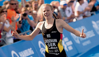 Triathletin Laura Lindemann hat bei der Sprint-Europameisterschaft in Düsseldorf ihren ersten großen Erfolg in der Erwachsenen-Elite errungen. Die Potsdamerin wurde am Samstag Europameisterin.