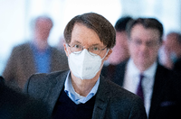 Wer gegen die Maskenpflicht verstößt, soll 150 Euro bezahlen, fordert der SPD-Politiker Karl Lauterbach.