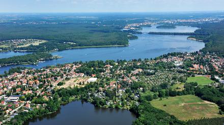 Luftbild über Caputh, Richtung Templiner See und Potsdam. Im Vordergrund der Caputher See.