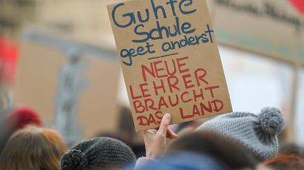 Bei einer Demonstration wird ein Schild mit der Aufschrift "Guhte Schule geet anderst. Neue Lehrer braucht das Land" hochgehalten. Die Gewerkschaft GEW und der Bayerische Lehrer- und Lehrerinnenverband (BLLV) hielten eine Kundgebung gegen das Maßnahmenpaket zur Bekämpfung des Lehrermangels des Bayerischen Kultusministeriums ab.