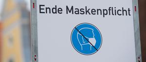 „Ende Maskenpflicht“ steht auf einem Schild in Stralsund.