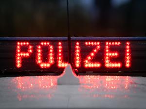 Der Schriftzug ·Polizei·, aufgenommen während einer Verkehrskontrolle an der Berliner Straße. 