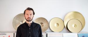 Der Künstler und Musiker Robert Lippok, geboren 1966 ins Ost-Berlin, ist für die Donnerstagsmusik am Minsk verantwortlich. 